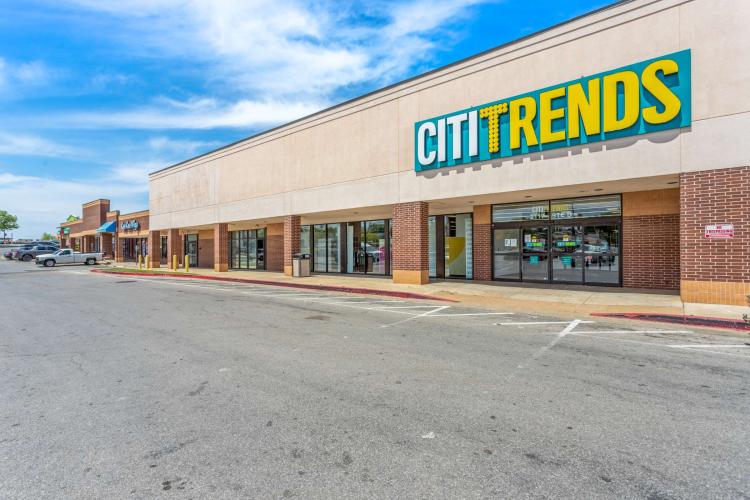 retail shopping center for investmnet sale Northwest Oklahoma City, OK photo