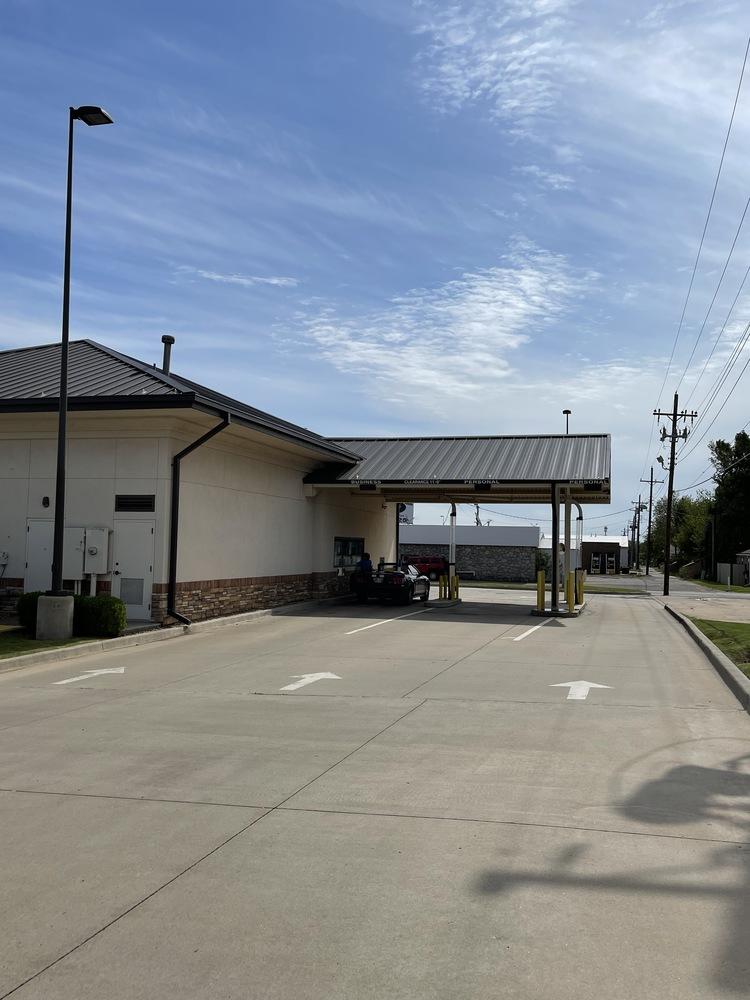 Occupied retaill building for Sale - Elk city, Ok exterior photo drive thru