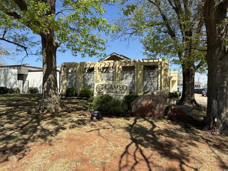 retail, service office building for sale north Oklahoma City, exterior photo