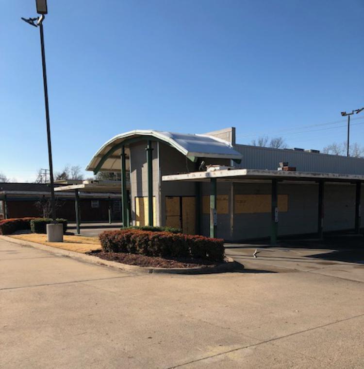 Former Sonic freestanding retail building For Sale Muskogee, OK exterior photo