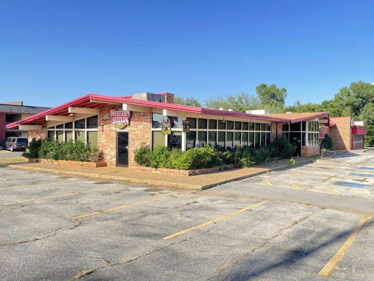retail property for sale Chickasha, OK exterior photo