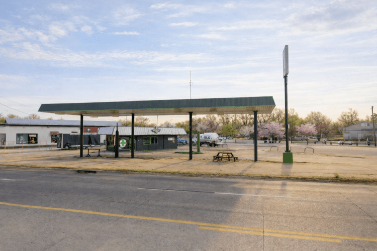 former convenient store, service station for sale, Chickasha, Ok exterior photo