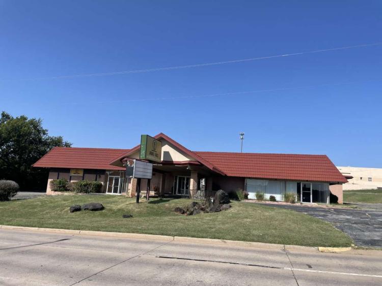 Restaurant Building for Sale N Lincoln Blvd, Oklahoma city, OK exterior front photo