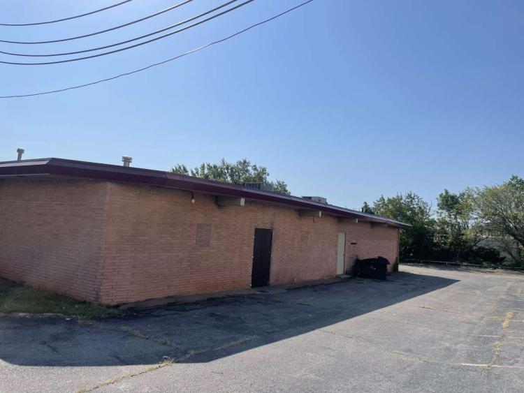 Restaurant Building for Sale N Lincoln Blvd, Oklahoma city, OK exterior rear photo