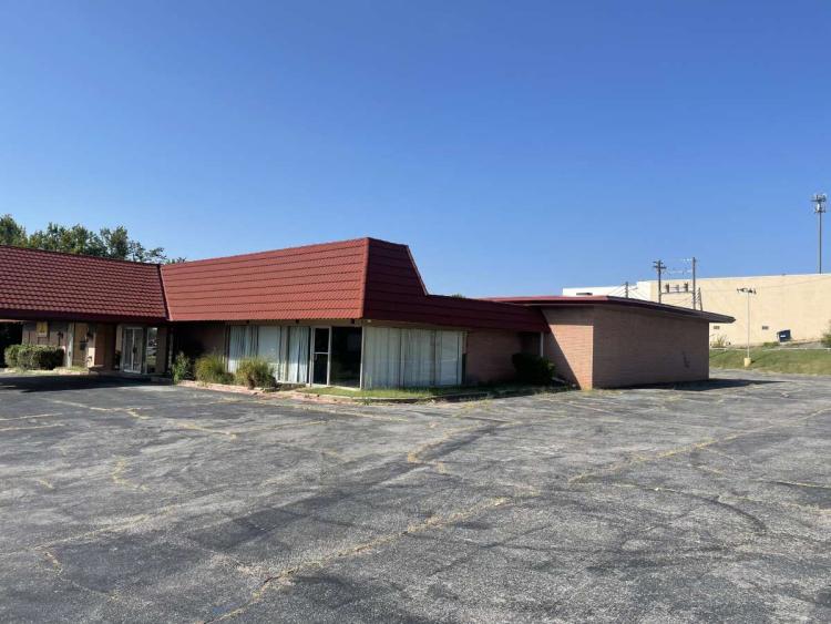 Restaurant Building for Sale N Lincoln Blvd, Oklahoma city, OK exterior front photo3